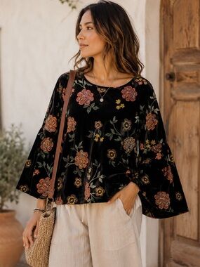 Promesa Floral Velvet Bell Sleeve Top Black Boho Cottagecore Chic Festival Chic